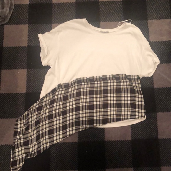 A white tee shirt with a plaid ruffle - Picture 1 of 3